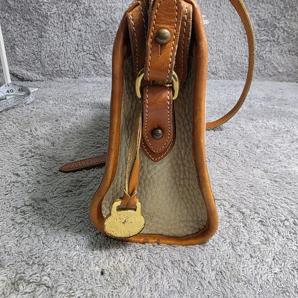 VTG Dooney & Bourke Cream Brown All Weather Leather‎ Shoulder Bag Duck Charm USA